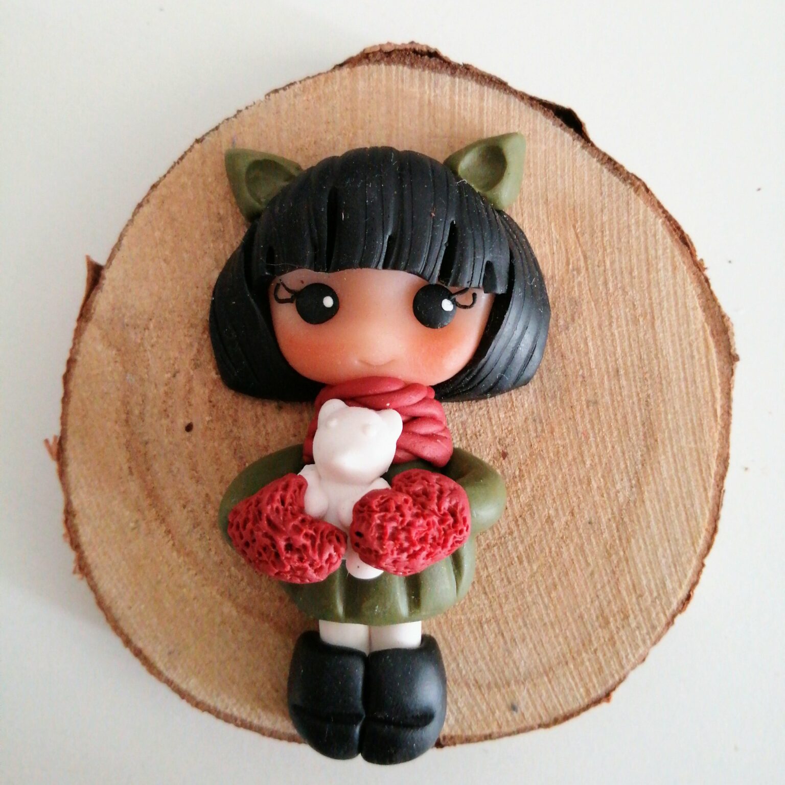 personnage kawaii sur rondin en pâte polymère