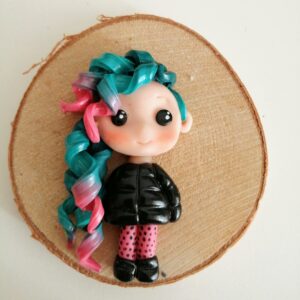 portrait kawaii en argile polymère sur rondin cheveux licorne