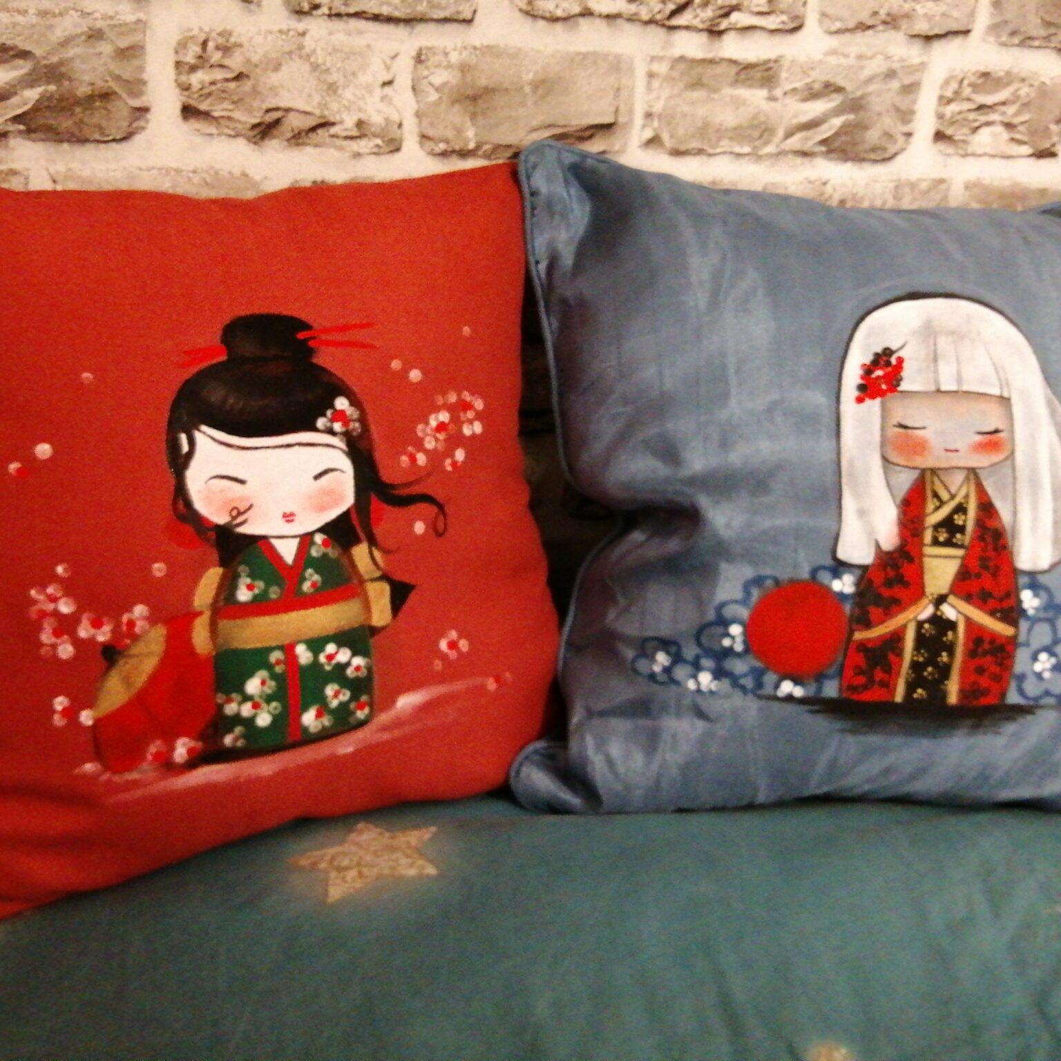 peinture textile sur coussin spécial kokeshi